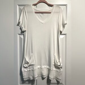 Logo short sleeve v-neck in size Large